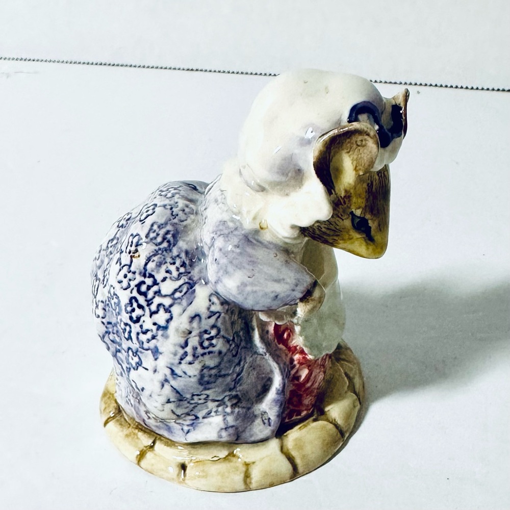 Royal Albert Beatrix Potter “Lady Mouse Made a Curtsy Figurine in MINT condition - Picture 4 of 7